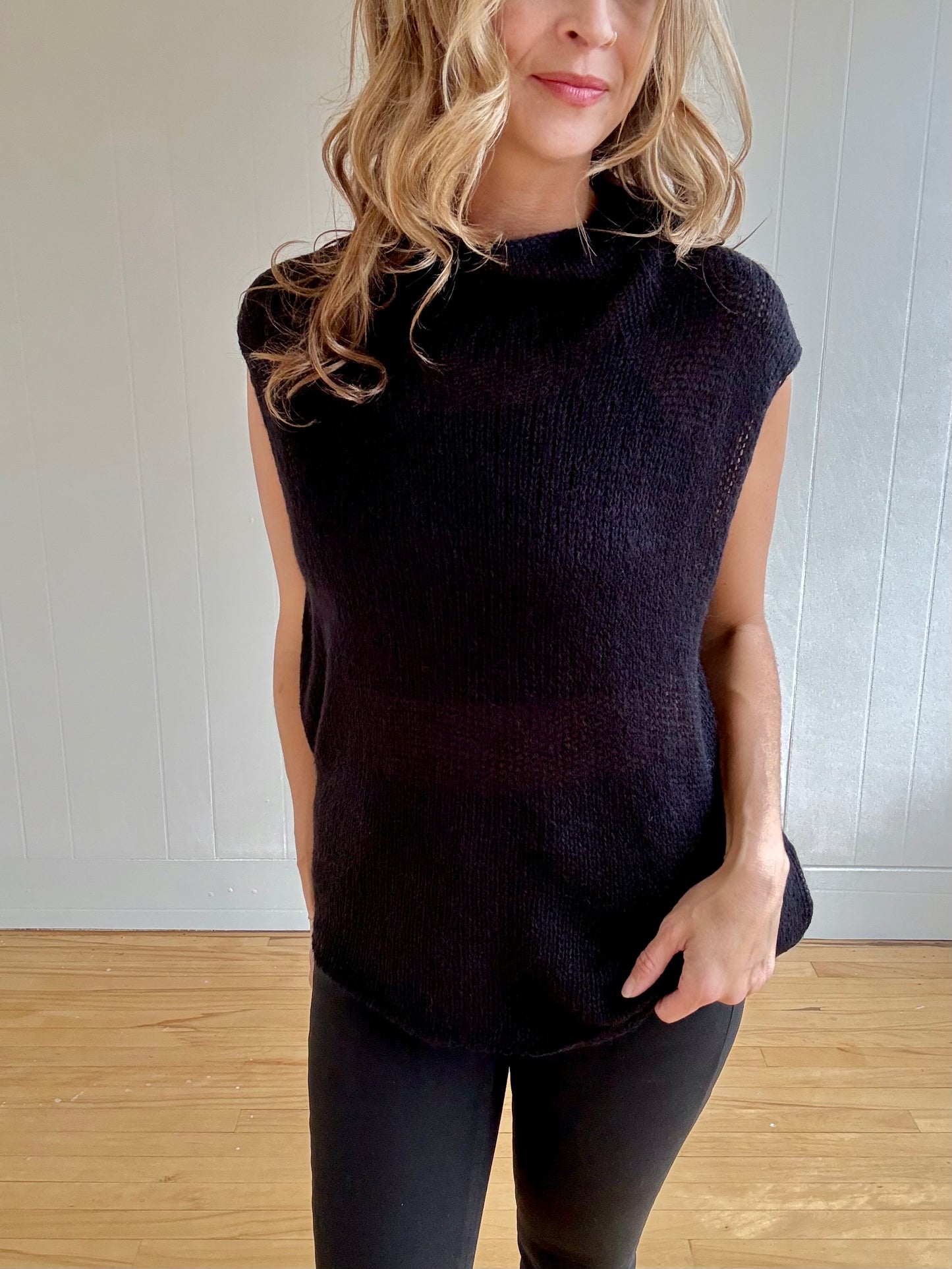 Gem Sleeveless Sweater (Black)