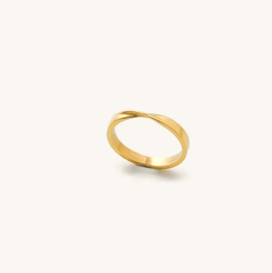Viv Twisted Ring: 6